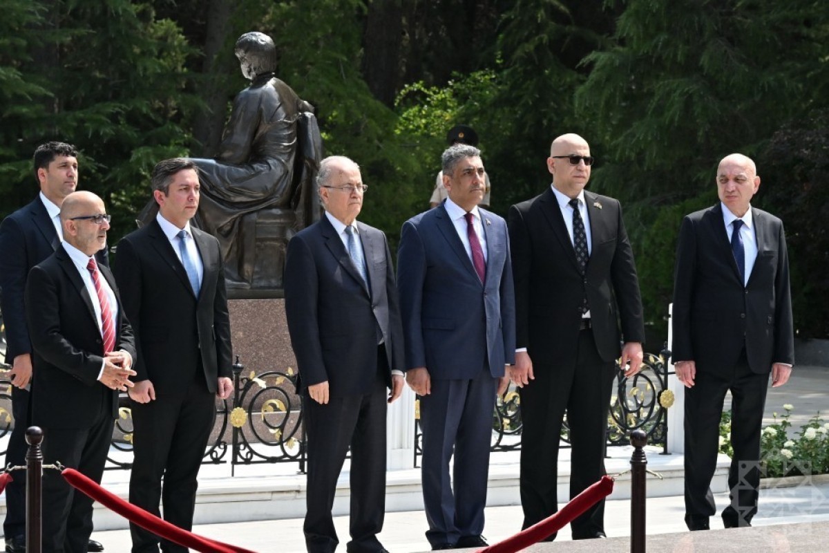 Премьер-министр Палестины почтил память Гейдара Алиева на Аллее Почета-ФОТО 
