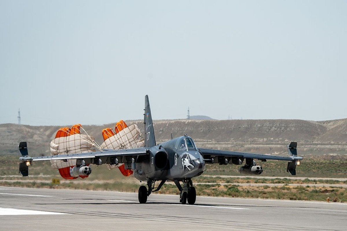 ВВС Азербайджана провели тренировочные полеты с участием JF-17C, Су-25МЛ и L-39-ФОТО 