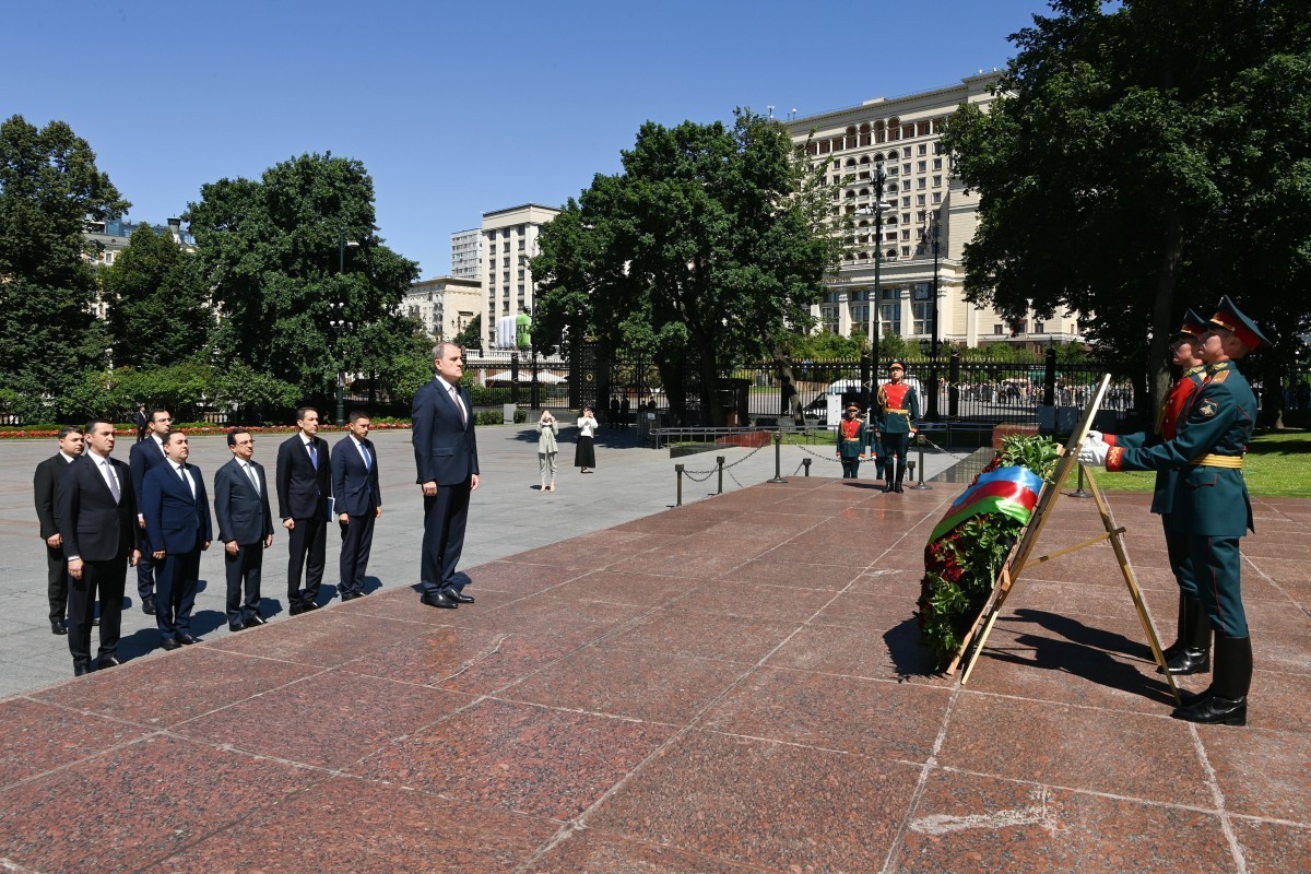 Джейхун Байрамов возложил венок к Могиле Неизвестного солдата в Москве -ФОТО 