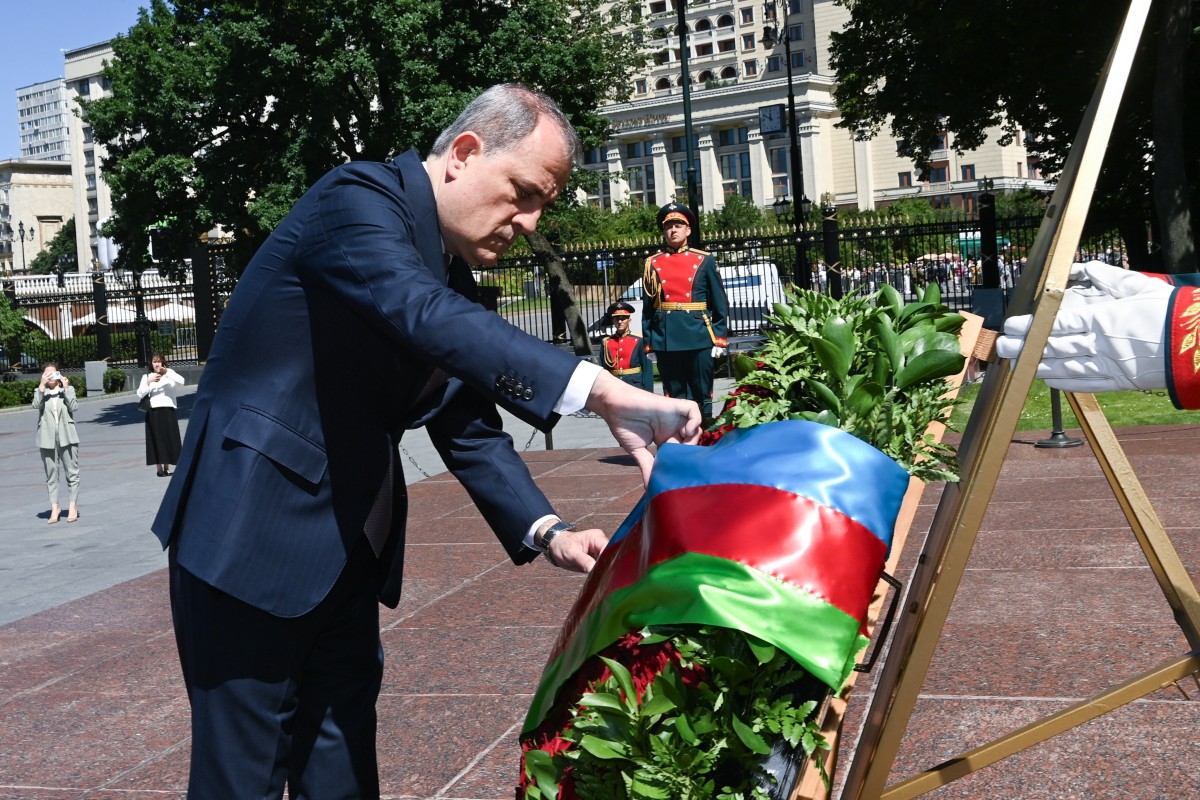 Джейхун Байрамов возложил венок к Могиле Неизвестного солдата в Москве -ФОТО 