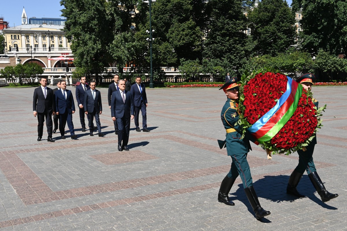Джейхун Байрамов возложил венок к Могиле Неизвестного солдата в Москве -ФОТО 