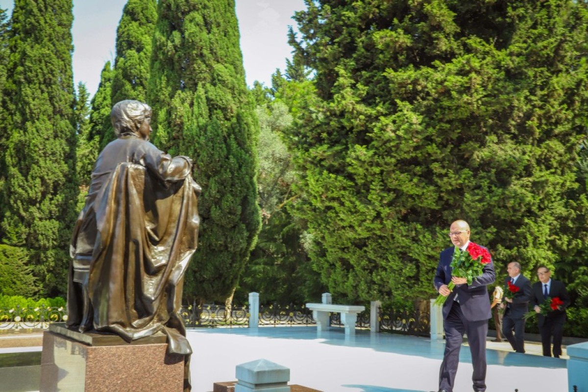 Руководство ANAMA возложило цветы к могиле Гейдара Алиева-ФОТО 