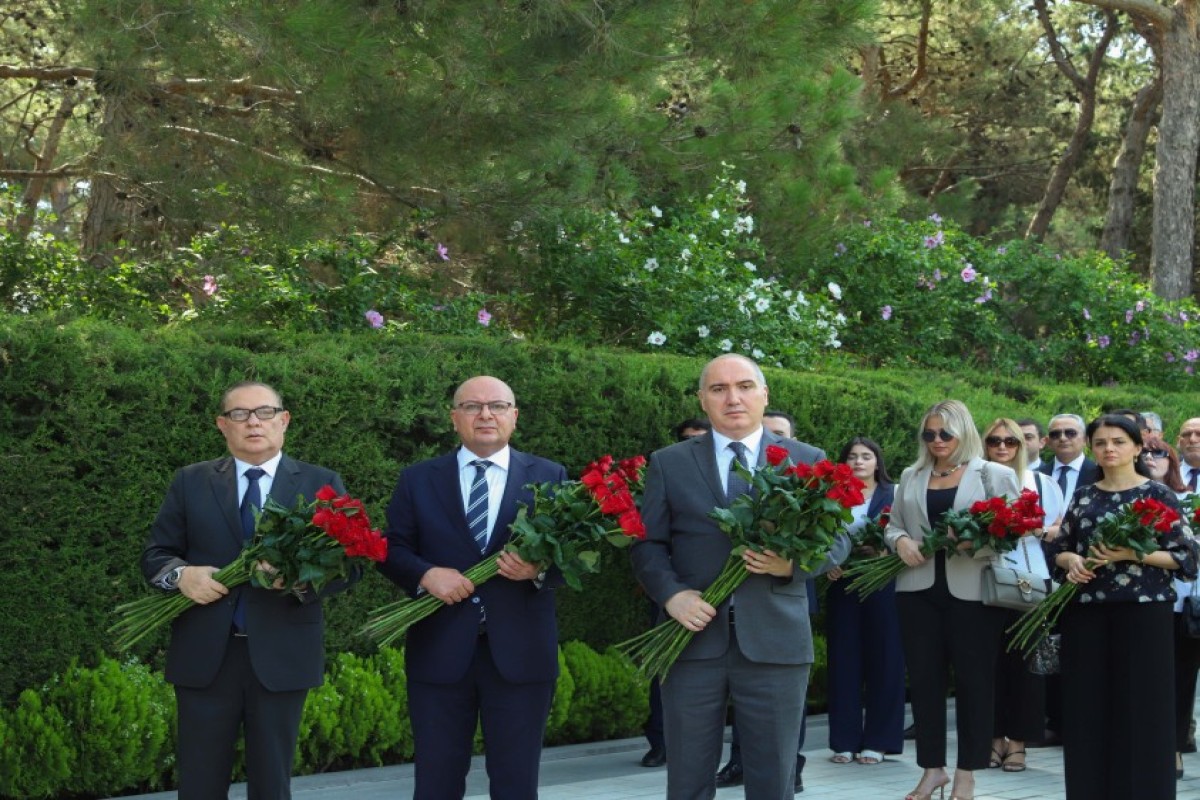 Руководство ANAMA возложило цветы к могиле Гейдара Алиева-ФОТО 