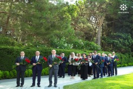 Руководство ANAMA возложило цветы к могиле Гейдара Алиева-ФОТО 