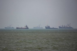 КСИР сообщил, что в районе Ормузского пролива подорвались два танкера