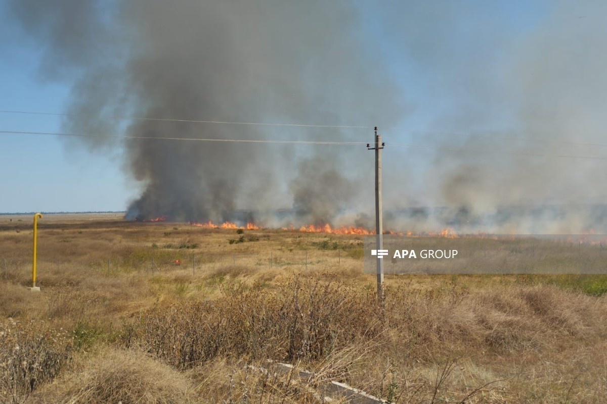 В Агдаме на бывшей линии соприкосновения продолжается пожар, слышны взрывы-ОБНОВЛЕНО 