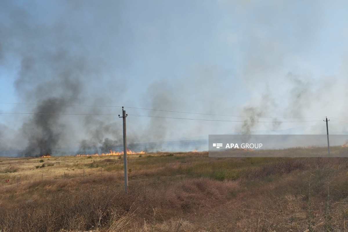 В Агдаме на бывшей линии соприкосновения продолжается пожар, слышны взрывы-ОБНОВЛЕНО 