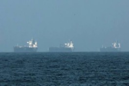 США перенаправили 12 судов после возобновления морской блокады Ирана