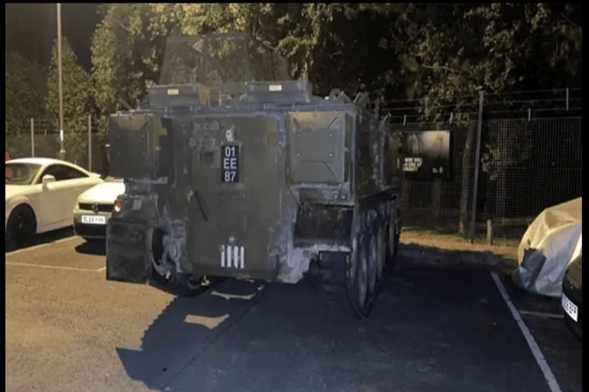 Пьяные британские солдаты угнали бронемашину и разгромили автомобили на базе