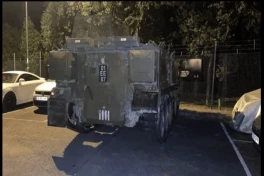 Пьяные британские солдаты угнали бронемашину и разгромили автомобили на базе