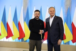 Зеленский обсудил с Туском безопасность украинцев в Польше и исторические споры