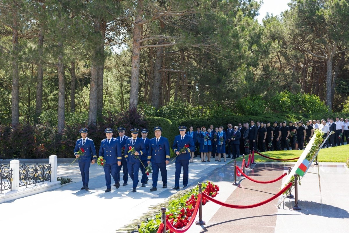 В День работников гражданской авиации сотрудники AZAL почтили память Гейдара Алиева