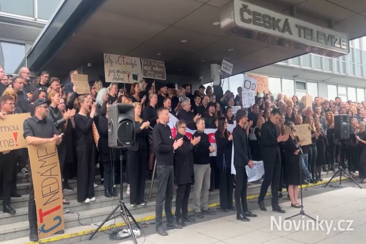 Сотрудники общественных СМИ Чехии вышли в эфир в черном в знак протеста