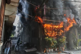 Не менее 21 человека погибли при пожаре в гостинице в Нью-Дели