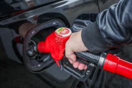 Продажа бензина в одни руки ограничена в Москве и Петербурге
