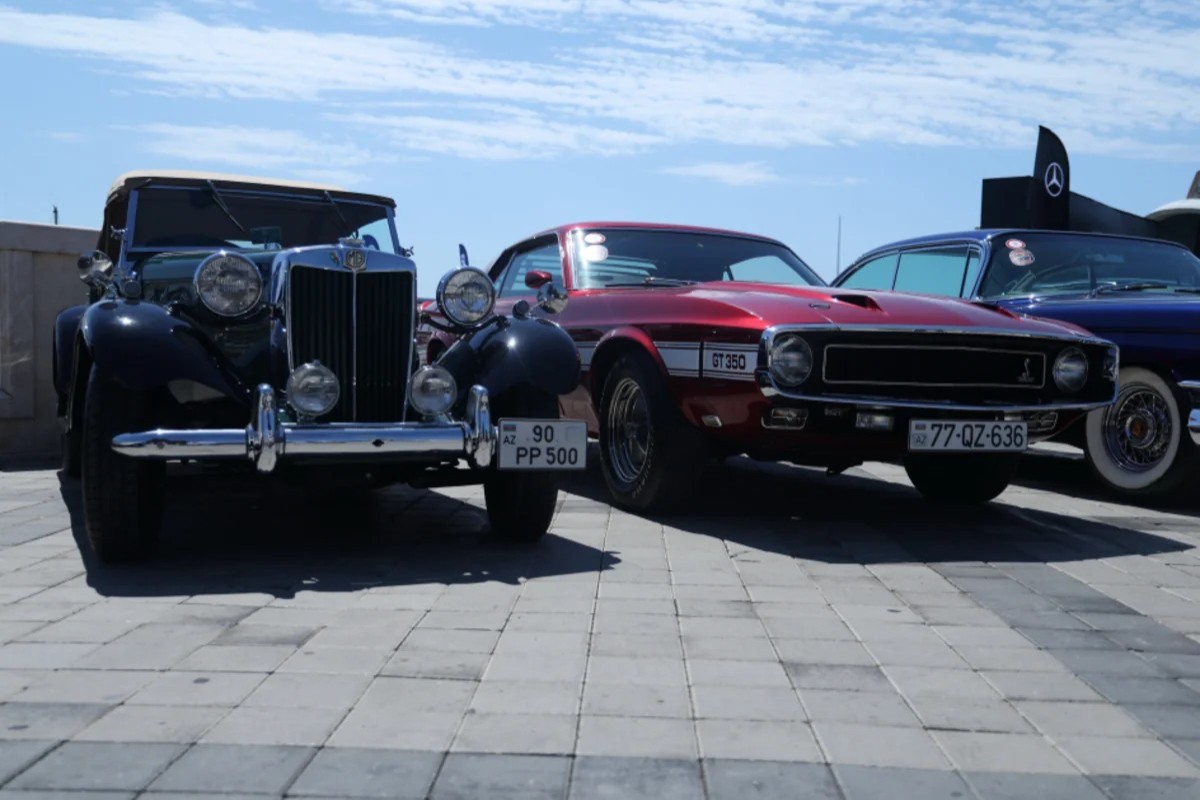 На Бакинском бульваре открылась выставка классических автомобилей и суперкаров-ФОТО 