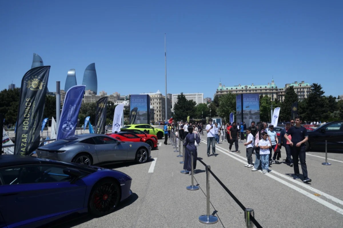 На Бакинском бульваре открылась выставка классических автомобилей и суперкаров-ФОТО 