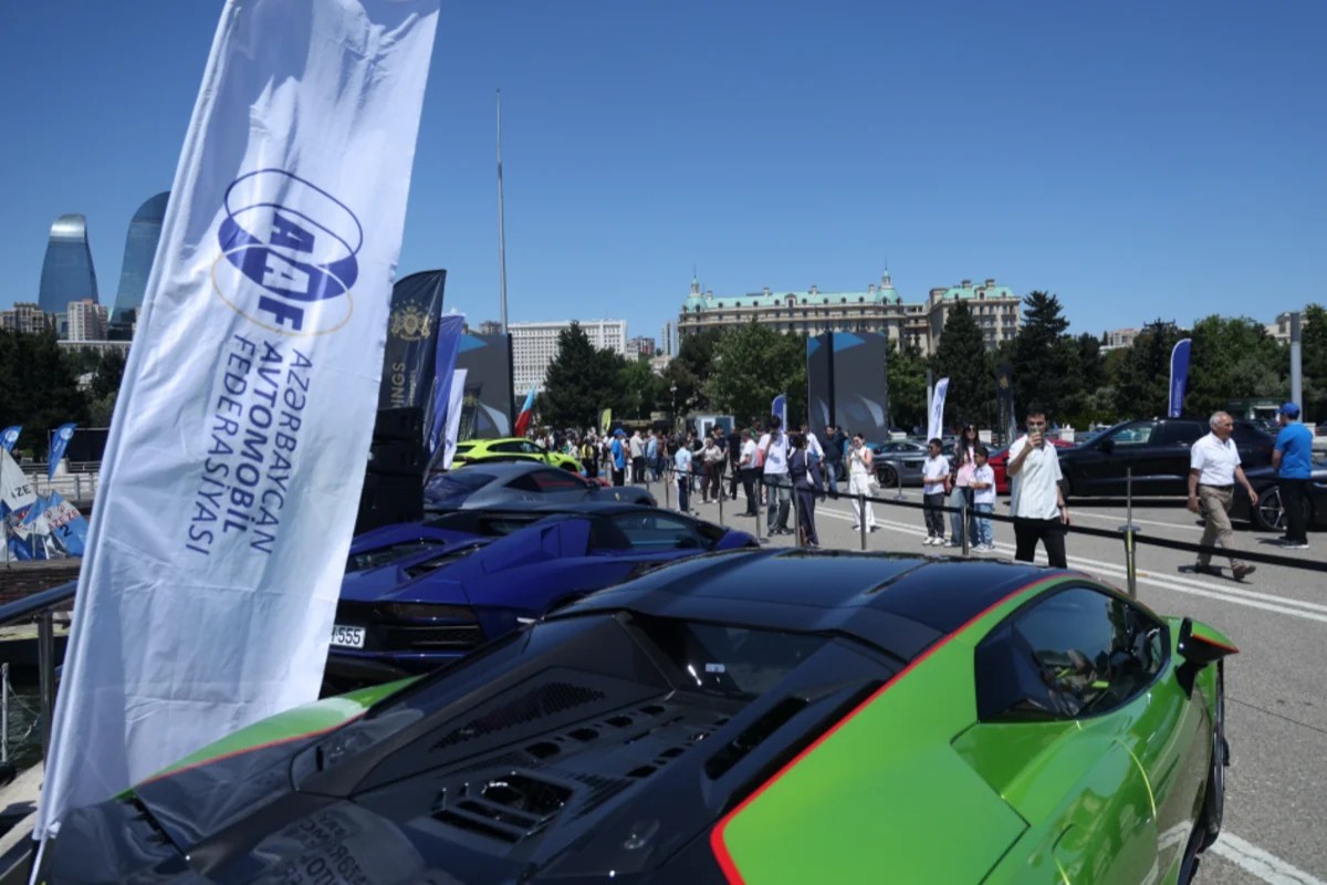 На Бакинском бульваре открылась выставка классических автомобилей и суперкаров-ФОТО 