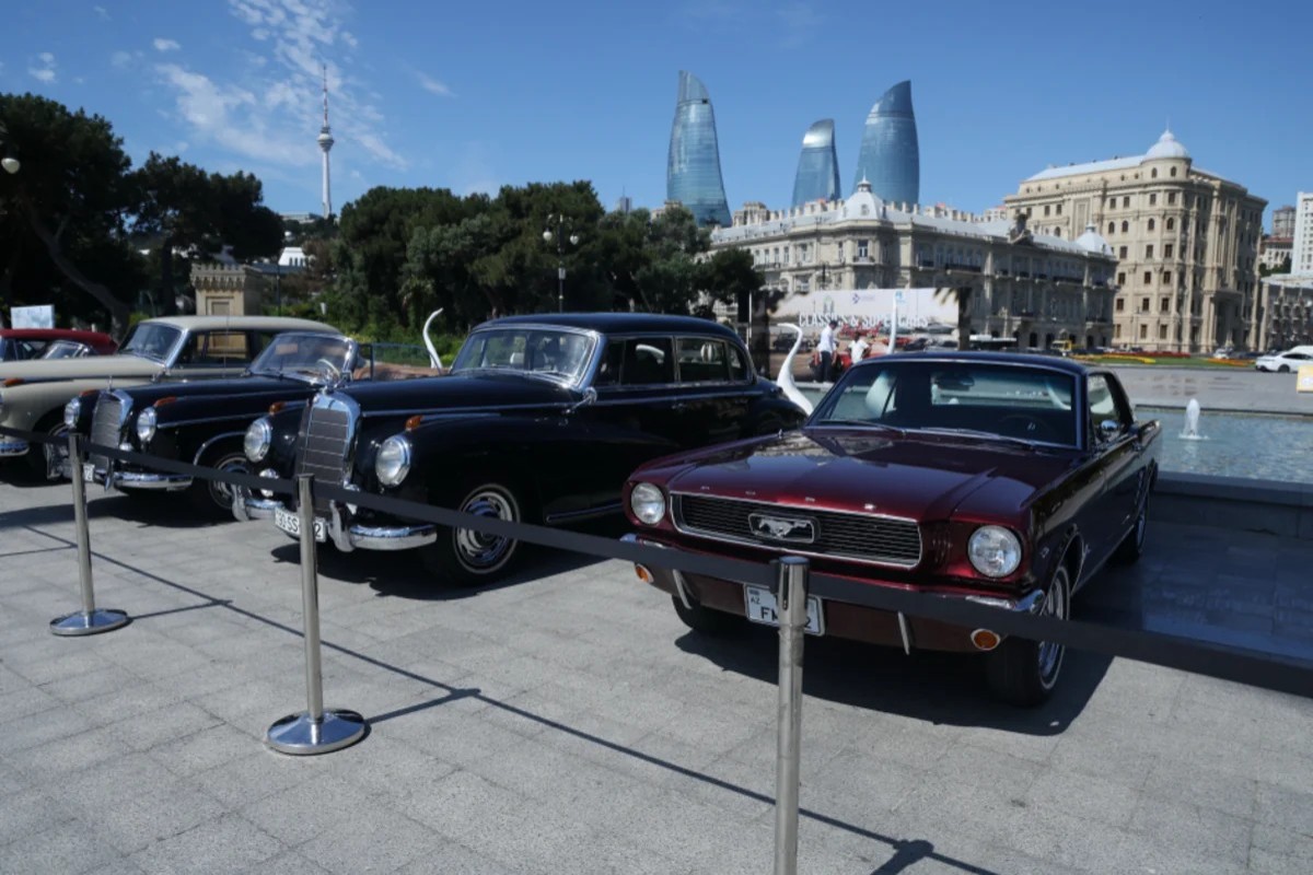 На Бакинском бульваре открылась выставка классических автомобилей и суперкаров-ФОТО 