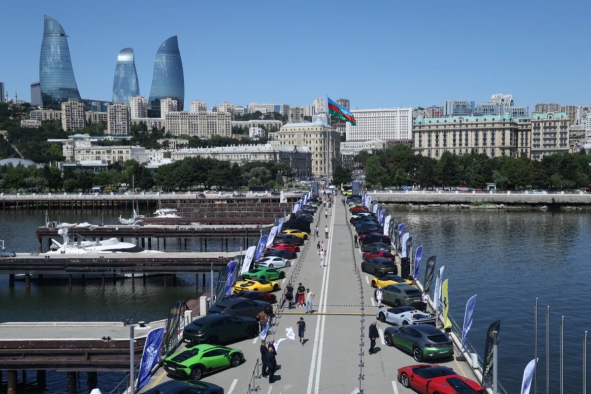 На Бакинском бульваре открылась выставка классических автомобилей и суперкаров-ФОТО 