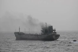 У берегов Омана загорелся танкер с 24 индийскими моряками на борту