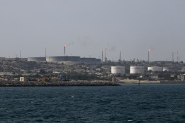 Нефть на мировых рынках вновь дешевеет