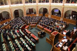 Венгерские депутаты почти вдвое сократили себе зарплаты