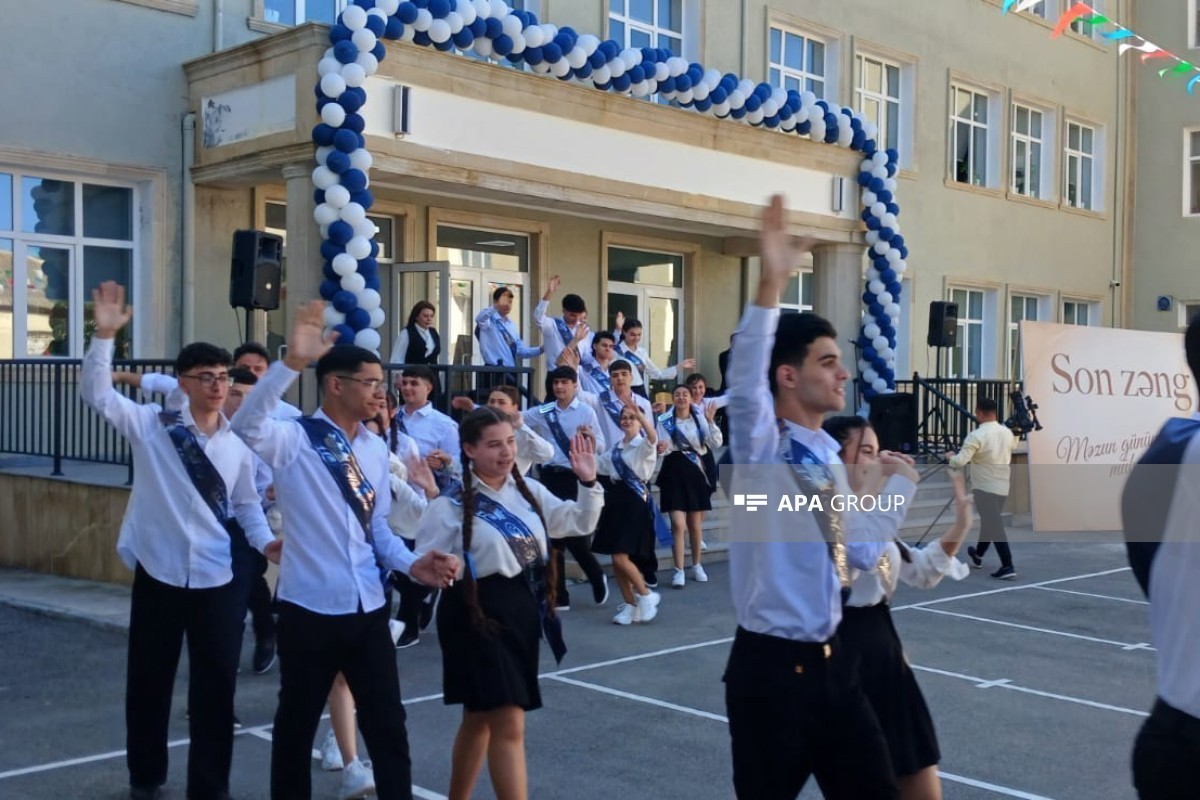 Эмин Амруллаев принял участие в «Последнем звонке» в Гяндже-ФОТО 