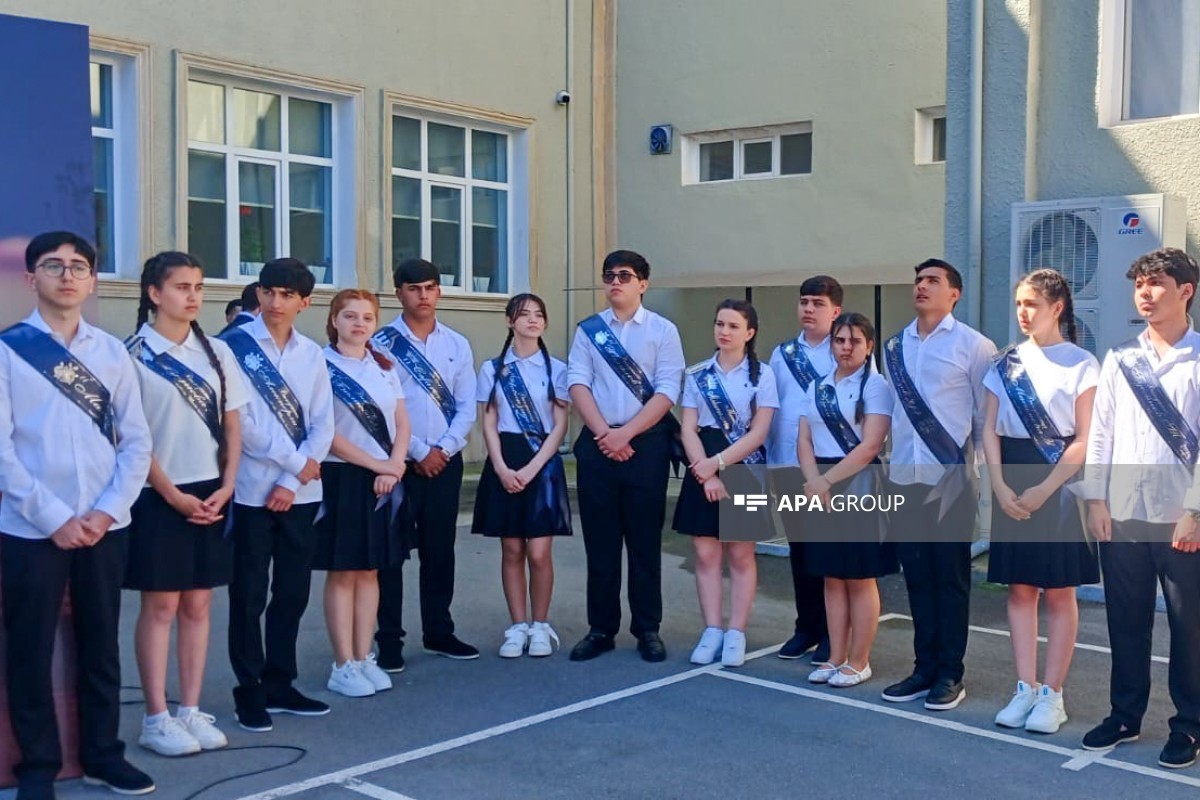 Эмин Амруллаев принял участие в «Последнем звонке» в Гяндже-ФОТО 