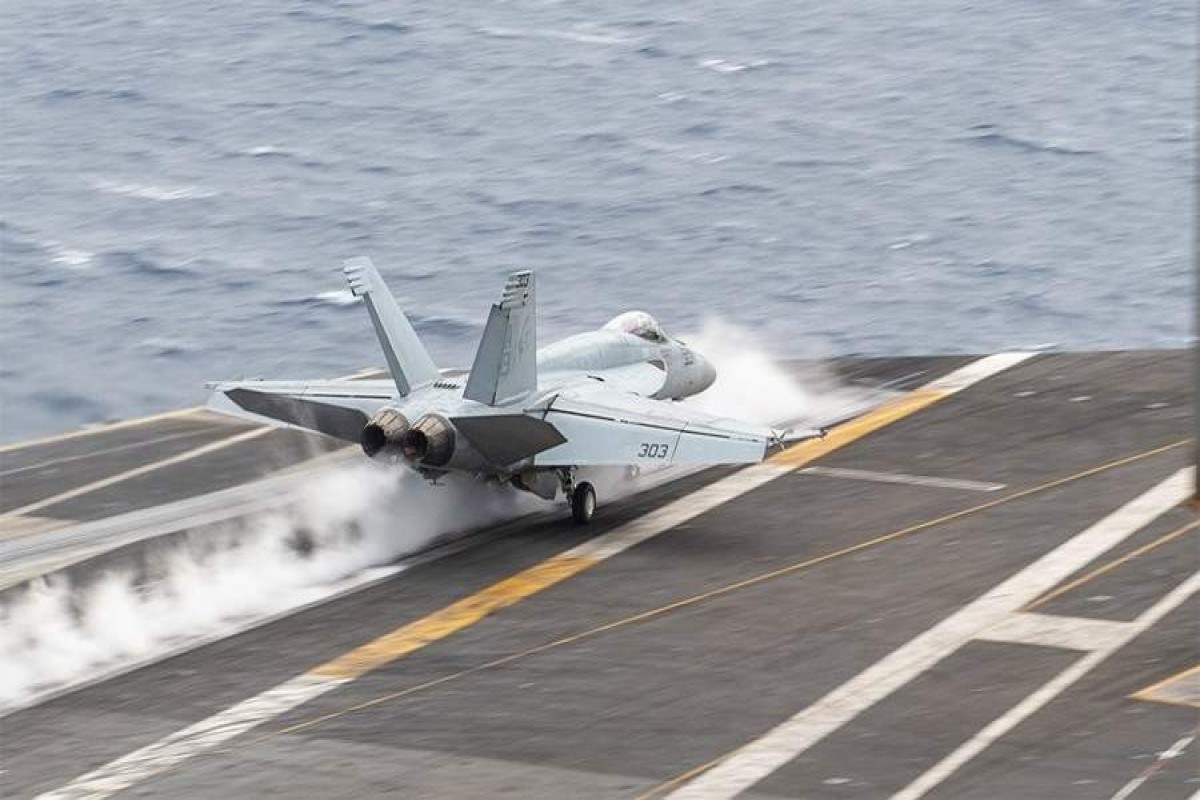 Истребитель F/A-18 Hornet упал у озера в штате Вашингтон-ВИДЕО 