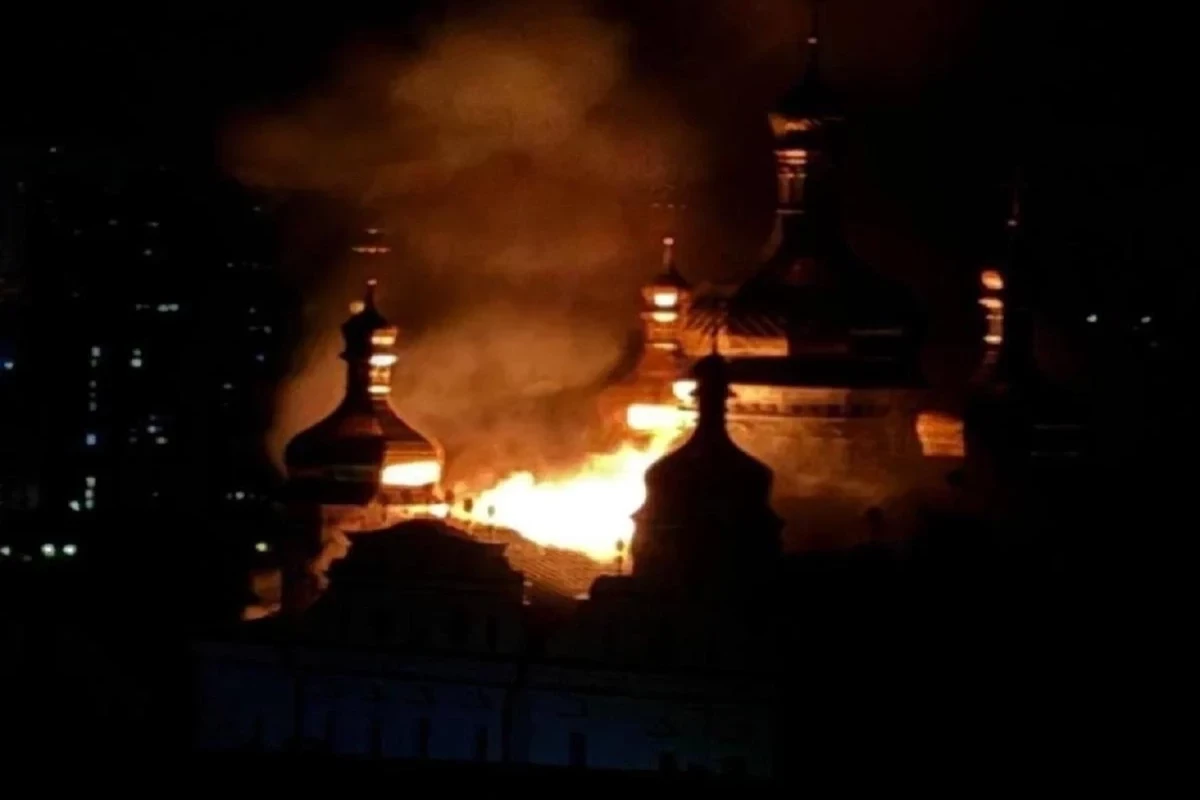 Россияне массированно атаковали Киев, загорелся Успенский собор