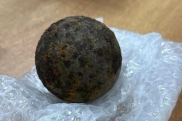Жительница Уфы нашла в огороде пушечное ядро XVIII века