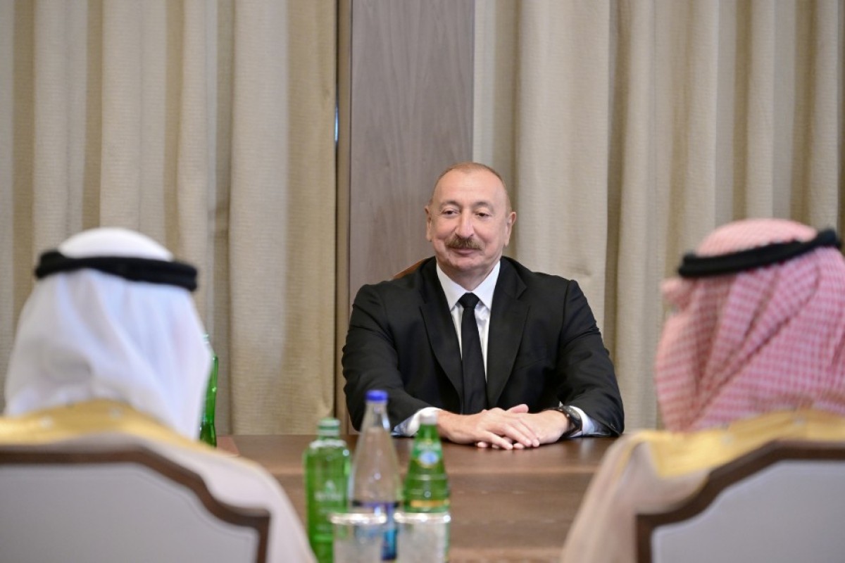 Ильхам Алиев принял делегацию Арабской координационной группы и вручил орден главе IsDB-ФОТО 