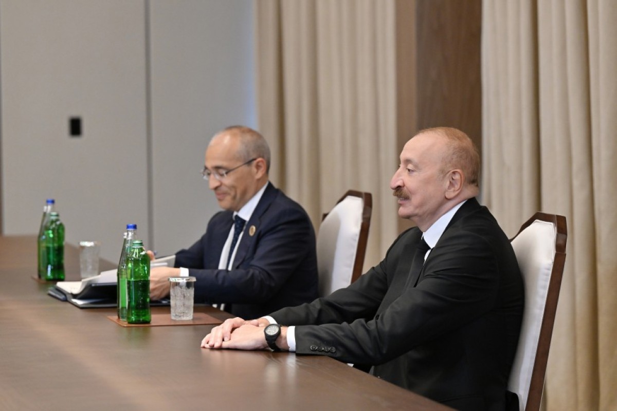 Ильхам Алиев принял делегацию Арабской координационной группы и вручил орден главе IsDB-ФОТО 