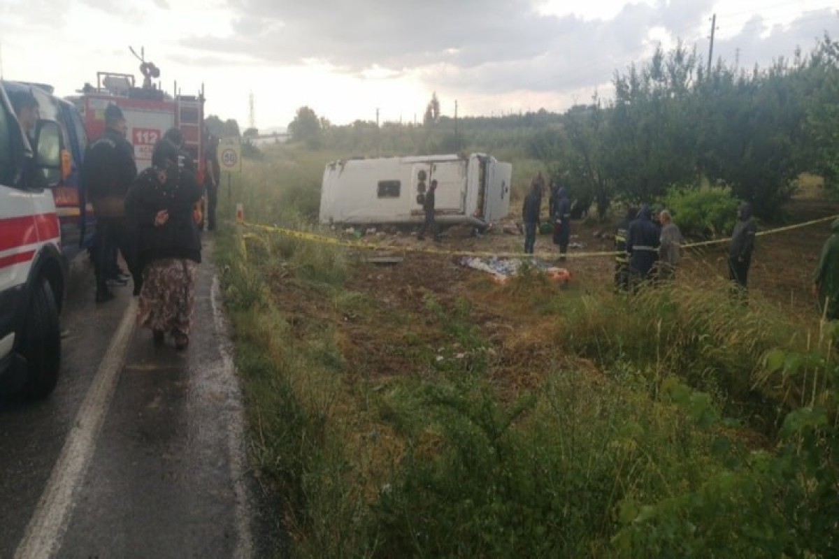 В Турции перевернулся автобус с туристами: погибли 4 человека