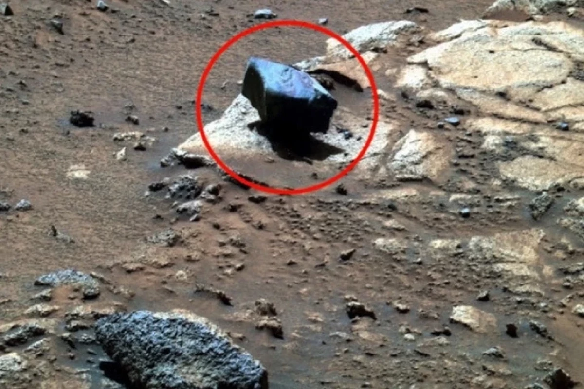 NASA показало снимок «парящего» камня на Марсе