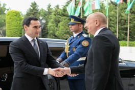 Ильхам Алиев встретил Президента Туркменистана в Баку-ФОТО 
