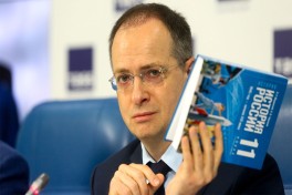 Украинские военнопленные читают книги по истории Мединского