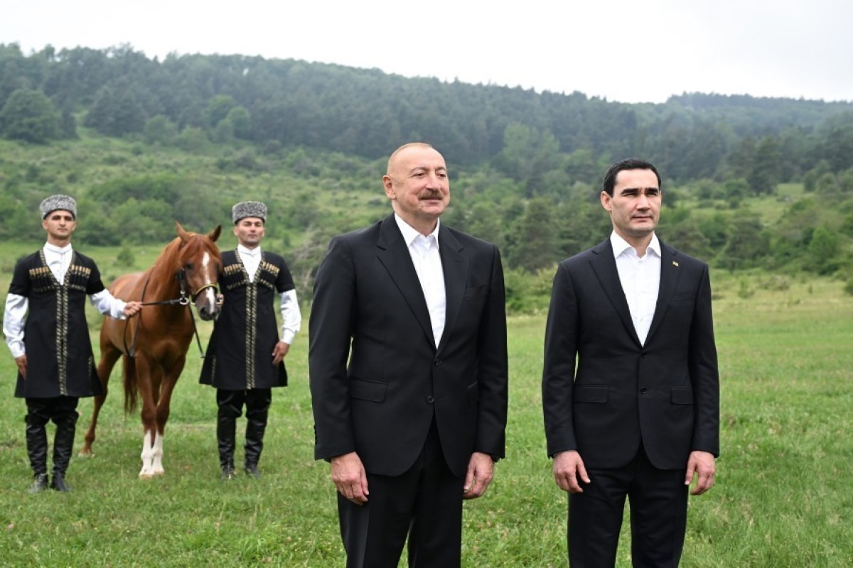 Ильхам Алиев подарил Президенту Туркменистана карабахского скакуна-ФОТО 