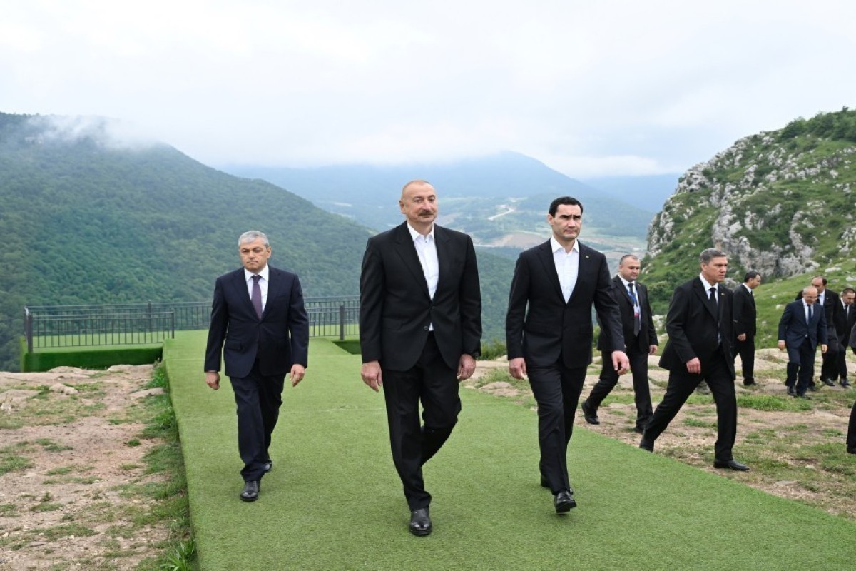 Ильхам Алиев подарил Президенту Туркменистана карабахского скакуна-ФОТО 
