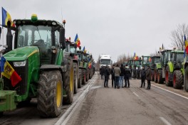 Фермеры перекрыли дороги на границе Молдовы с Украиной и Румынией