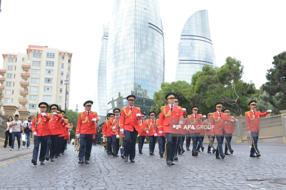 Военнослужащие торжественным маршем прошли по улицам Баку -ФОТО -ОБНОВЛЕНО 