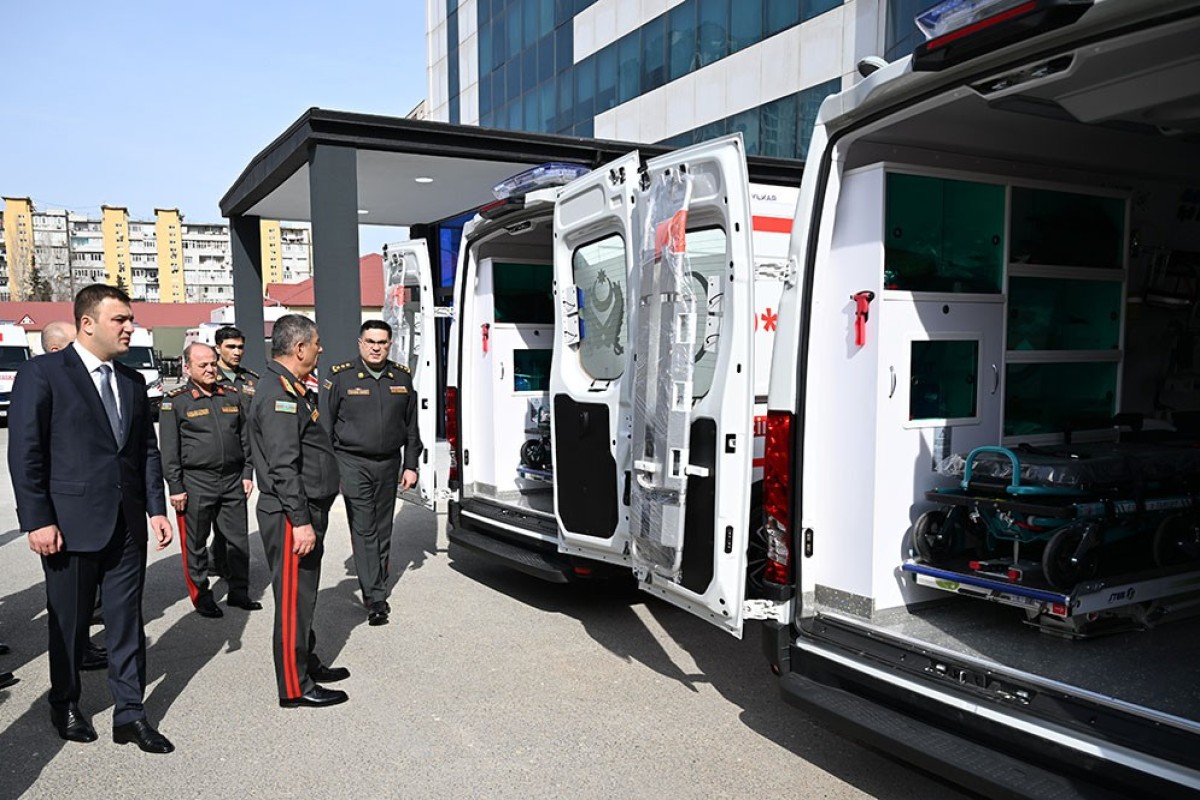 Военным Азербайджана передали новые автомобили скорой помощи с современным оборудованием-ФОТО 