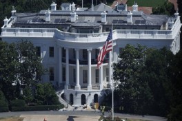США полностью прекратят принимать просителей политического убежища
