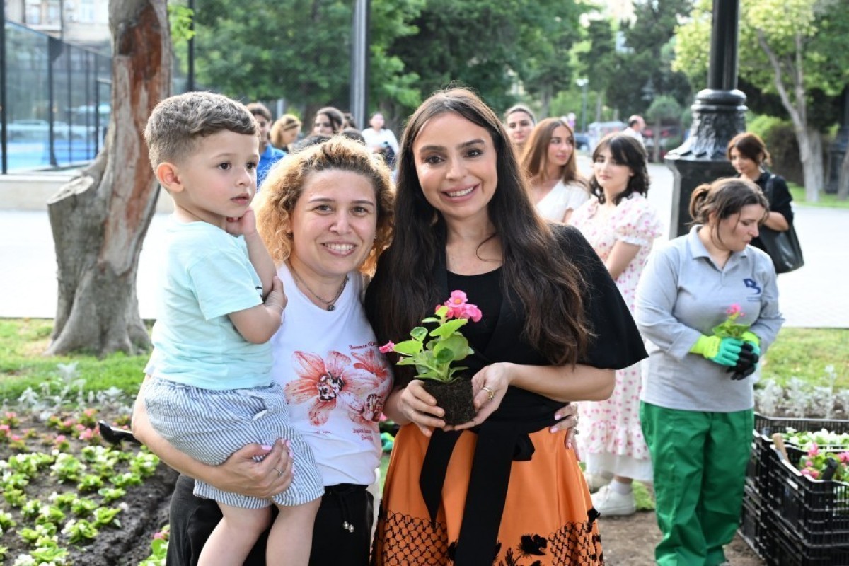 Лейла Алиева и Арзу Алиева приняли участие в акции озеленения Бакинского бульвара-ФОТО 