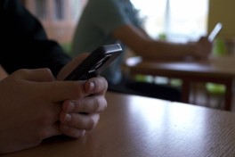 Школьников в Азербайджане обязали сдавать телефоны перед занятиями