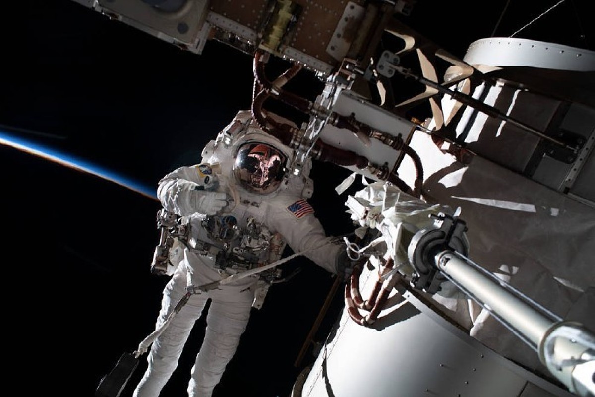Астронавты NASA вышли в открытый космос для ремонта манипулятора МКС