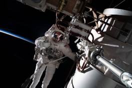 Астронавты NASA вышли в открытый космос для ремонта манипулятора МКС