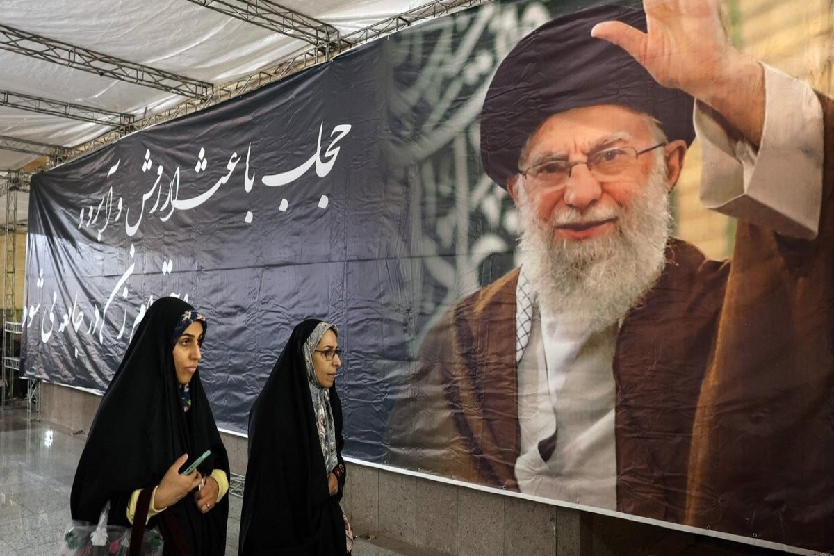 МИД Ирана: Хаменеи жив и находится в безопасности