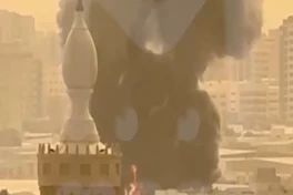 Обломки иранского «Шахеда» рухнули на торговый центр в Шардже